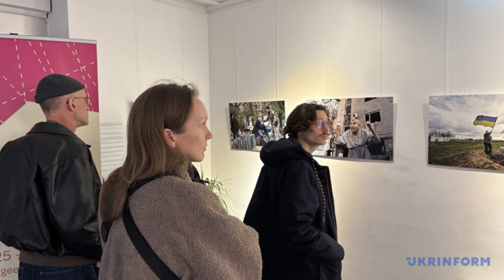 У Парижі відкрилася виставка світлин фотокореспондентів Укрінформу 21 У Парижі відкрилася виставка світлин фотокореспондентів Укрінформу 4