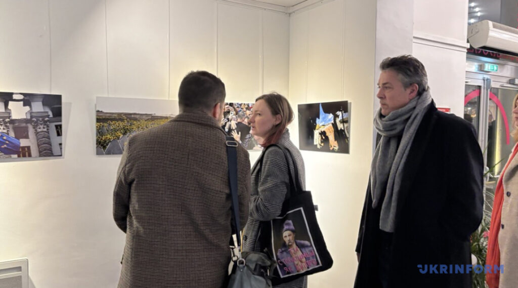 У Парижі відкрилася виставка світлин фотокореспондентів Укрінформу 18 У Парижі відкрилася виставка світлин фотокореспондентів Укрінформу 1