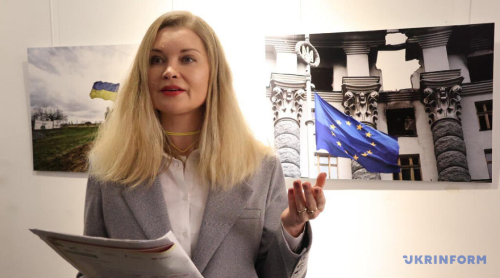 У Парижі відкрилася виставка світлин фотокореспондентів Укрінформу 23 У Парижі відкрилася виставка світлин фотокореспондентів Укрінформу 6