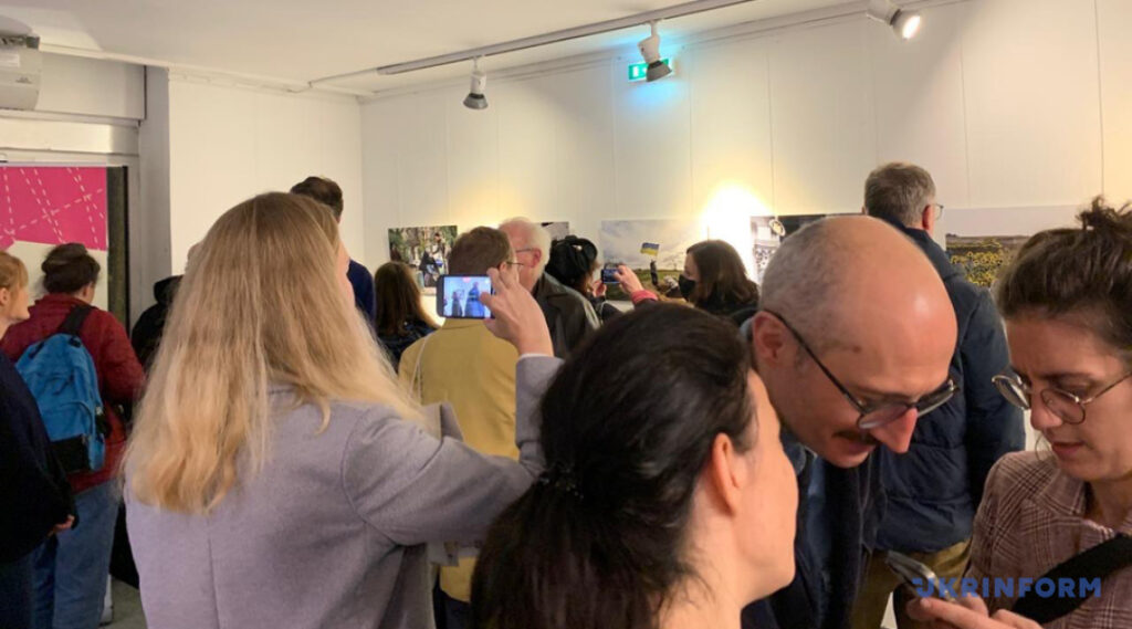 У Парижі відкрилася виставка світлин фотокореспондентів Укрінформу 20 У Парижі відкрилася виставка світлин фотокореспондентів Укрінформу 3