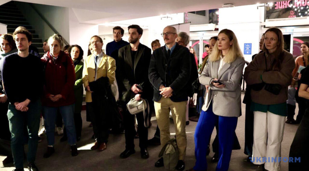 У Парижі відкрилася виставка світлин фотокореспондентів Укрінформу 22 У Парижі відкрилася виставка світлин фотокореспондентів Укрінформу 5