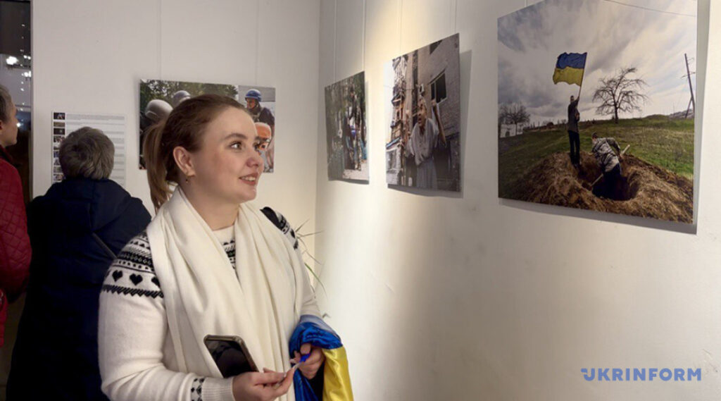 У Парижі відкрилася виставка світлин фотокореспондентів Укрінформу