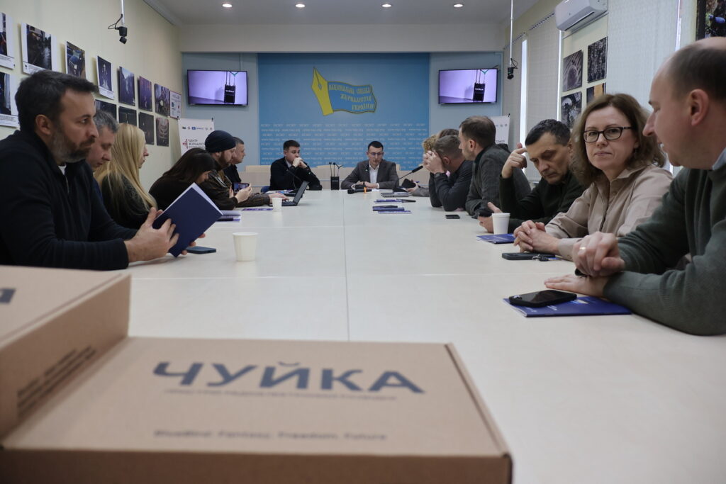 Воєнним кореспондентам передали п’ять детекторів дронів: ініціатива НСЖУ та українського виробника 6