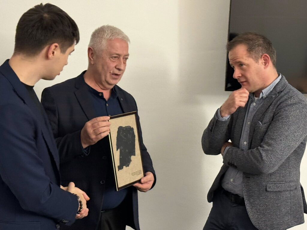 Прапор вдячності: НСЖУ передала символ партнерства німецьким колегам у Берліні 20 Прапор вдячності: НСЖУ передала символ партнерства німецьким колегам у Берліні 3