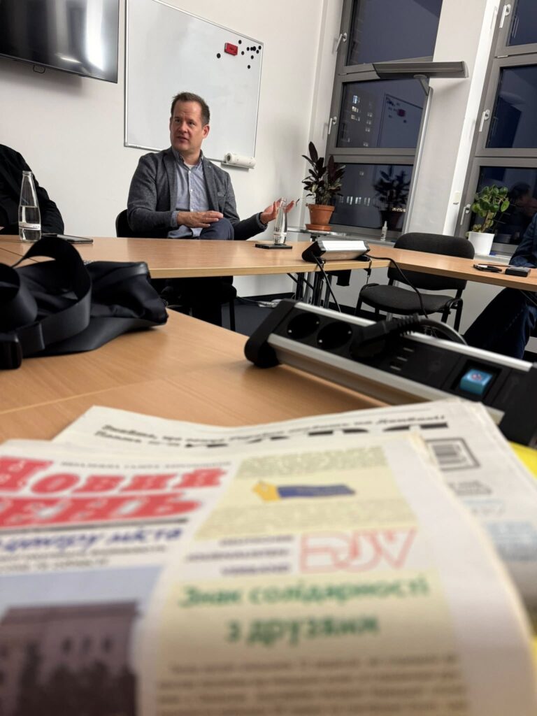 Прапор вдячності: НСЖУ передала символ партнерства німецьким колегам у Берліні 21 Прапор вдячності: НСЖУ передала символ партнерства німецьким колегам у Берліні 4