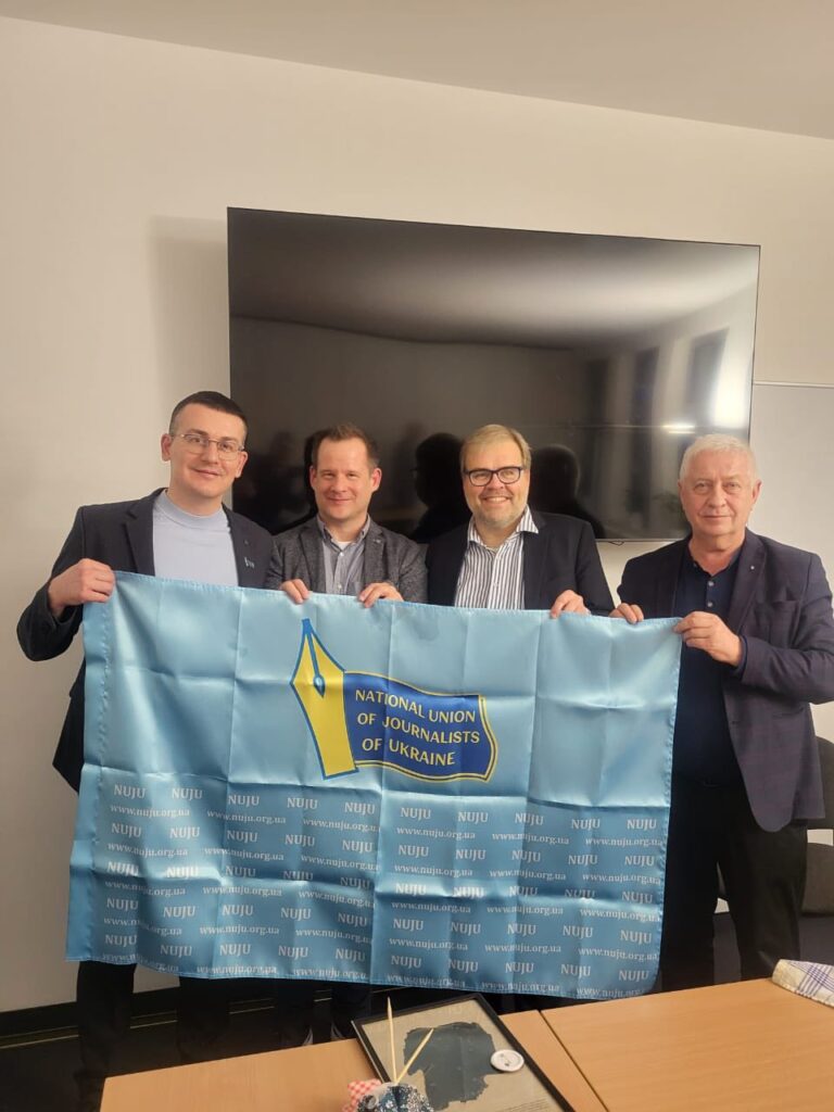 Прапор вдячності: НСЖУ передала символ партнерства німецьким колегам у Берліні 18 Прапор вдячності: НСЖУ передала символ партнерства німецьким колегам у Берліні 1