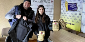 Дніпровський ЦЖС надав захисне спорядження команді документаліста з США