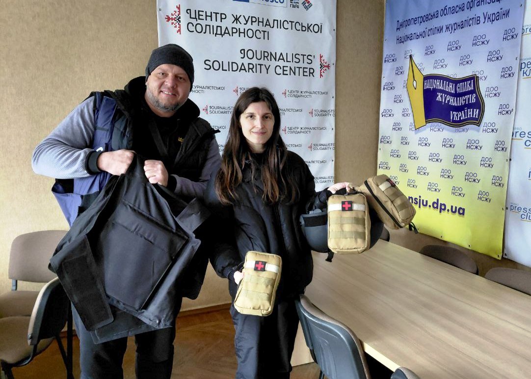 Дніпровський ЦЖС надав захисне спорядження команді документаліста з США 17 Дніпровський ЦЖС надав захисне спорядження команді документаліста з США