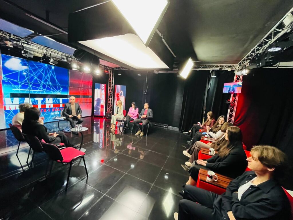 Роль медіа в часи випробувань: Івано-Франківський ЦЖС організував теледискусію за участю журналістів та майбутніх медійників 7