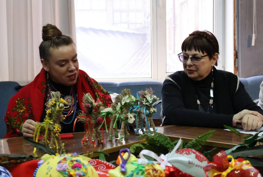 Музика у вишивці: запорізькі медійники створили нову колекцію новорічних прикрас для філармонії 2