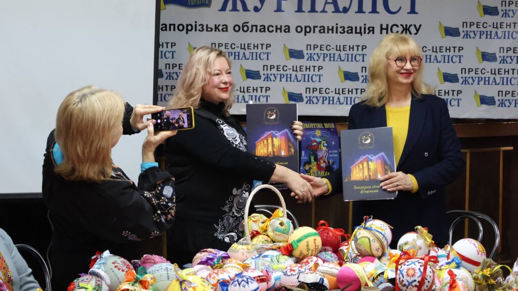 Музика у вишивці: запорізькі медійники створили нову колекцію новорічних прикрас для філармонії 11