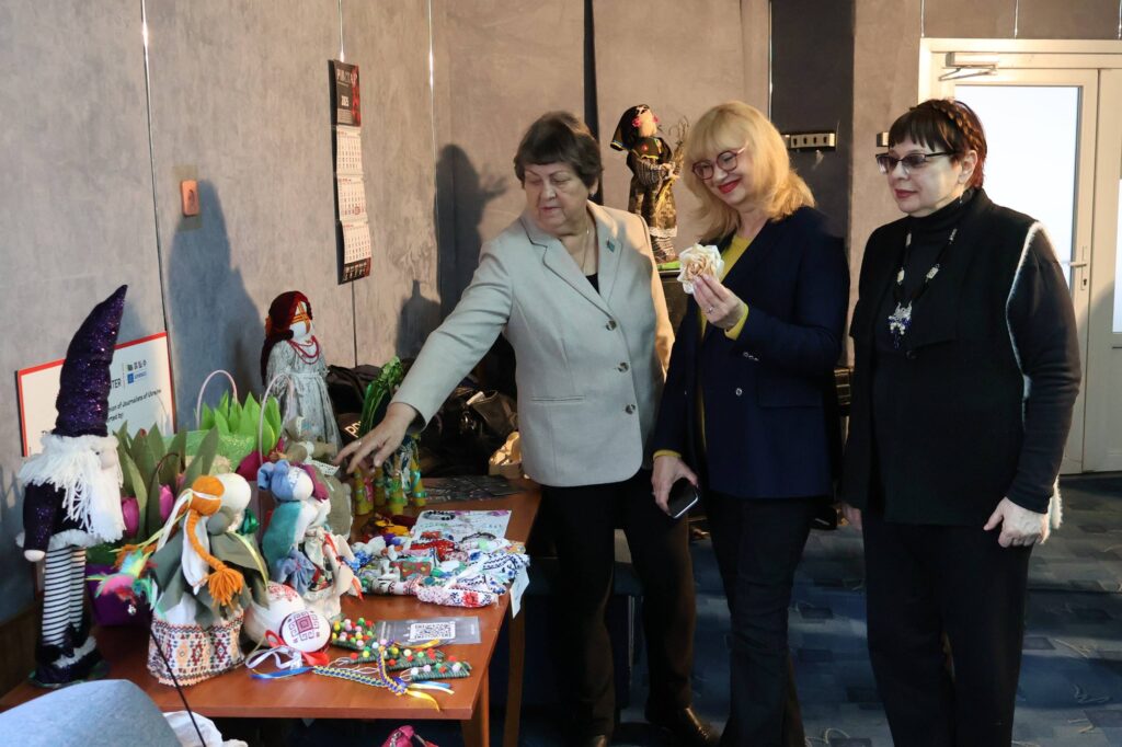 Музика у вишивці: запорізькі медійники створили нову колекцію новорічних прикрас для філармонії 12