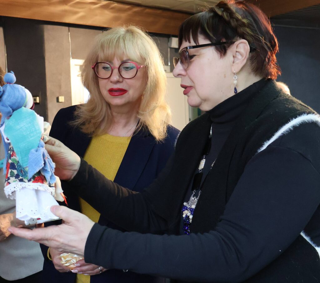 Музика у вишивці: запорізькі медійники створили нову колекцію новорічних прикрас для філармонії 13