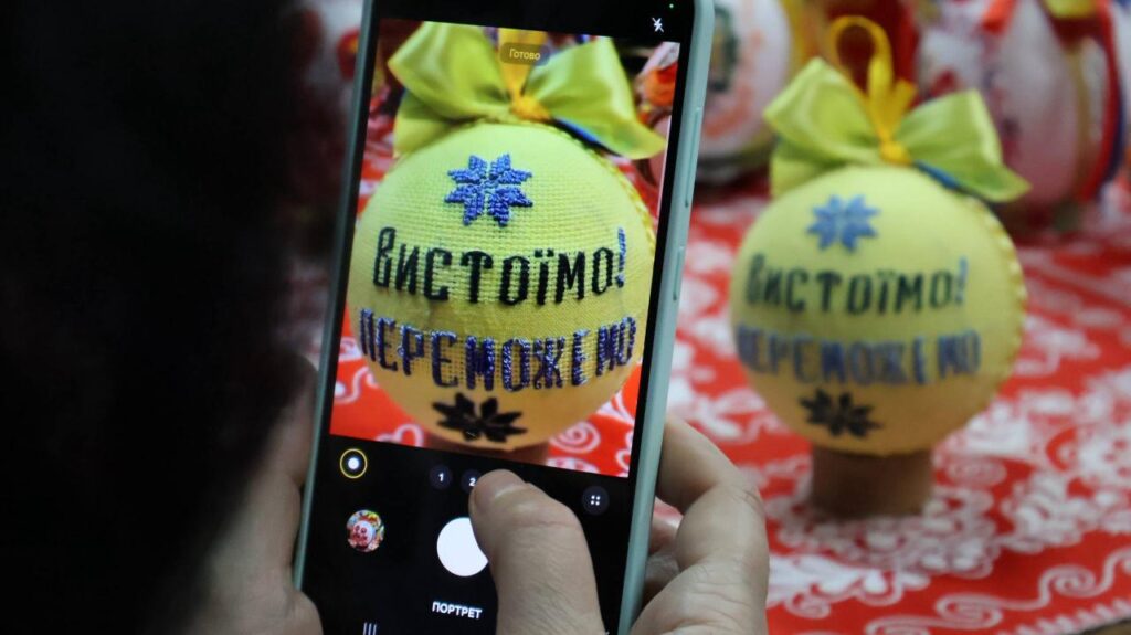 Музика у вишивці: запорізькі медійники створили нову колекцію новорічних прикрас для філармонії 1