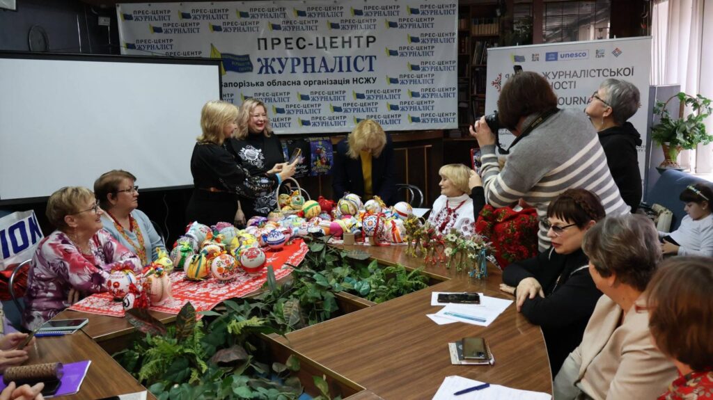 Музика у вишивці: запорізькі медійники створили нову колекцію новорічних прикрас для філармонії