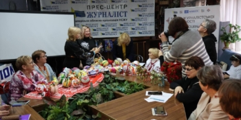 Музика у вишивці: запорізькі медійники створили нову колекцію новорічних прикрас для філармонії