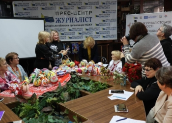 Музика у вишивці: запорізькі медійники створили нову колекцію новорічних прикрас для філармонії 7 Музика у вишивці: запорізькі медійники створили нову колекцію новорічних прикрас для філармонії