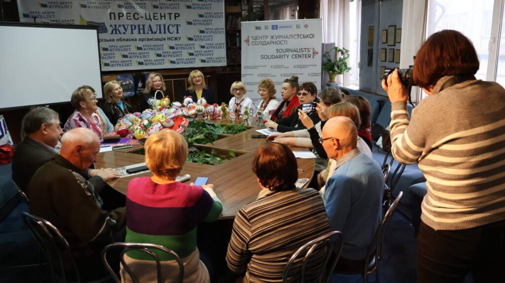 Музика у вишивці: запорізькі медійники створили нову колекцію новорічних прикрас для філармонії 3