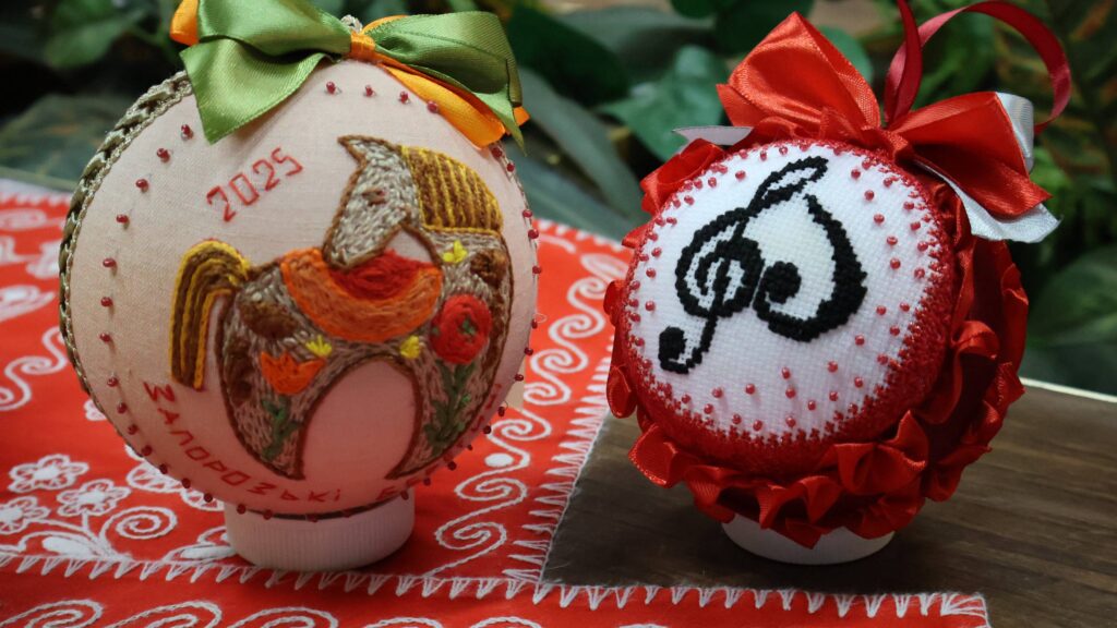 Музика у вишивці: запорізькі медійники створили нову колекцію новорічних прикрас для філармонії 4