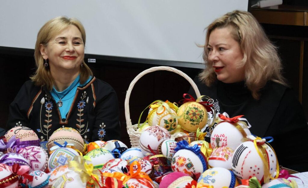 Музика у вишивці: запорізькі медійники створили нову колекцію новорічних прикрас для філармонії 5