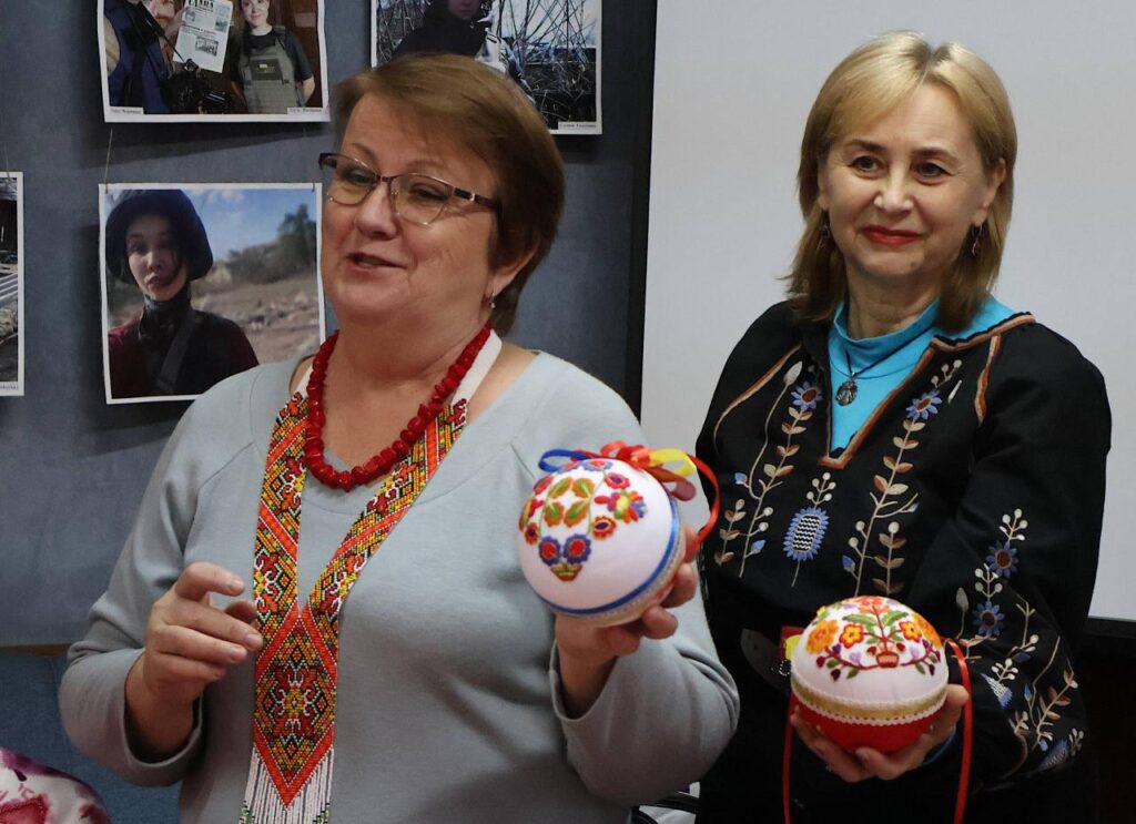 Музика у вишивці: запорізькі медійники створили нову колекцію новорічних прикрас для філармонії 6