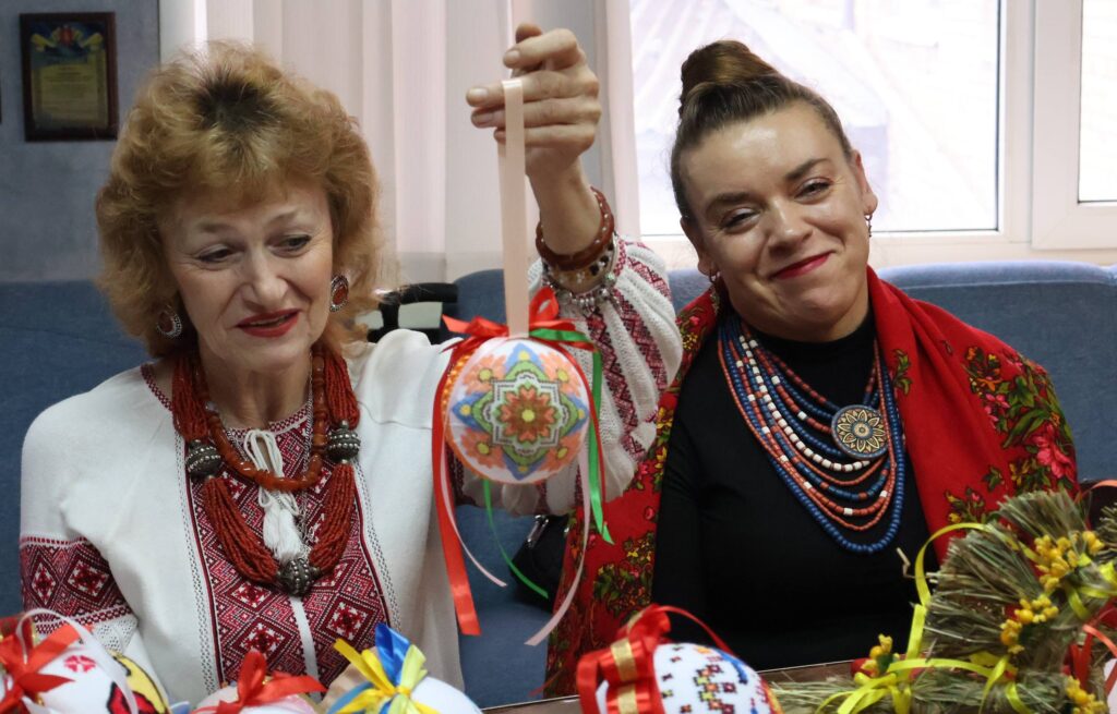 Музика у вишивці: запорізькі медійники створили нову колекцію новорічних прикрас для філармонії 7