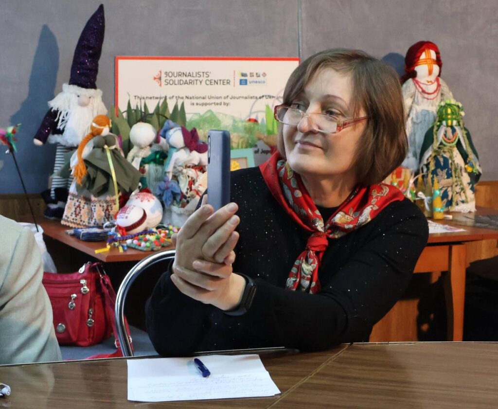 Музика у вишивці: запорізькі медійники створили нову колекцію новорічних прикрас для філармонії 8