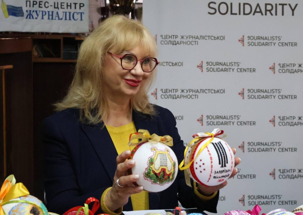 Музика у вишивці: запорізькі медійники створили нову колекцію новорічних прикрас для філармонії 10
