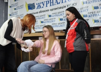 Як діяти до приїзду швидкої: журналістів навчали надавати першу допомогу в умовах війни