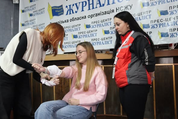 Як діяти до приїзду швидкої: журналістів навчали надавати першу допомогу в умовах війни 17 Як діяти до приїзду швидкої: журналістів навчали надавати першу допомогу в умовах війни