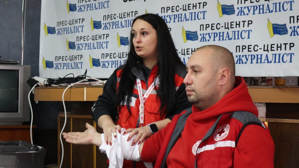 Як діяти до приїзду швидкої: журналістів навчали надавати першу допомогу в умовах війни 18 Як діяти до приїзду швидкої: журналістів навчали надавати першу допомогу в умовах війни 1