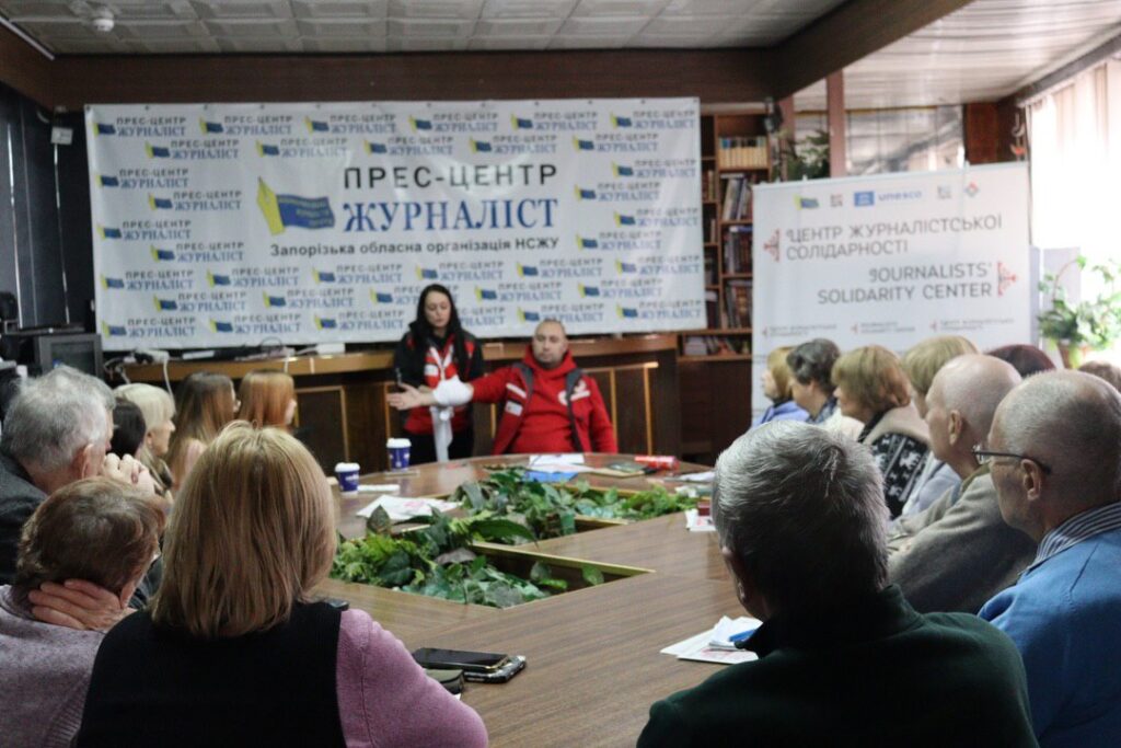 Як діяти до приїзду швидкої: журналістів навчали надавати першу допомогу в умовах війни 20 Як діяти до приїзду швидкої: журналістів навчали надавати першу допомогу в умовах війни 3
