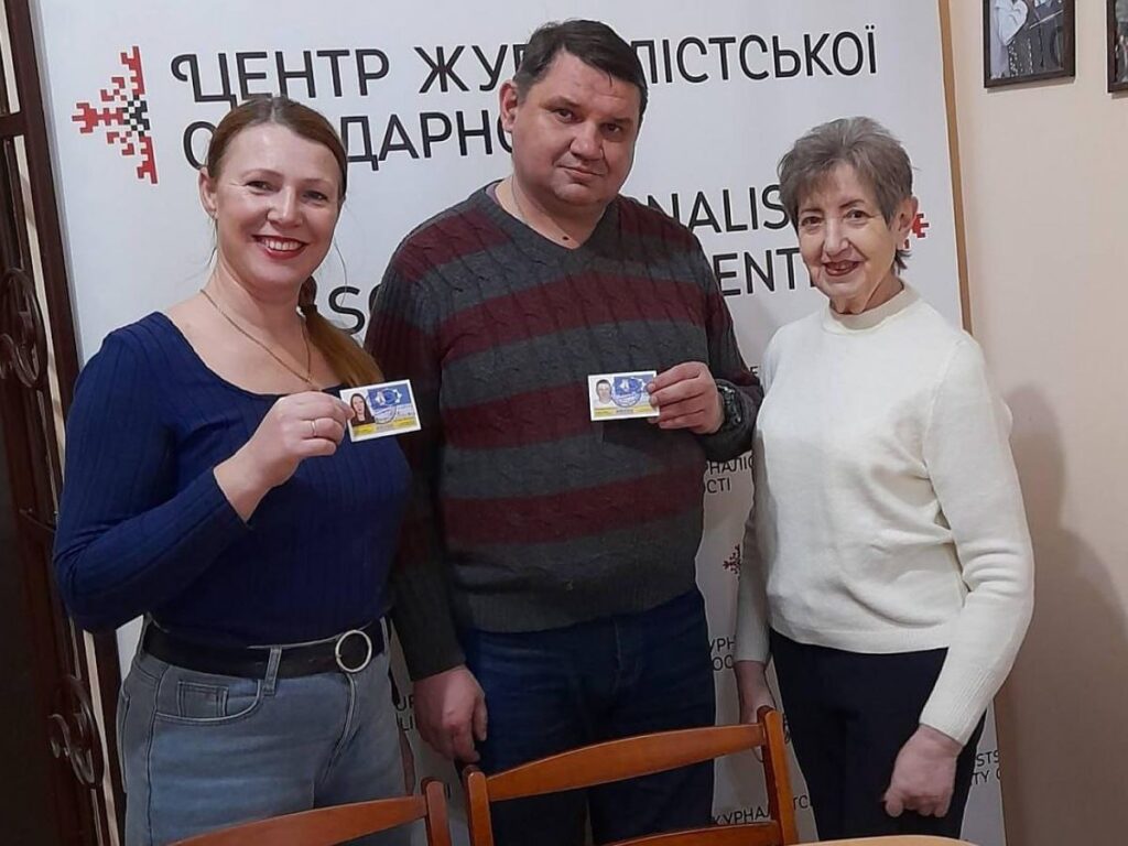 Медійники Вікторія та Сергій Білі отримали оновлені прескарти членів НСЖУ