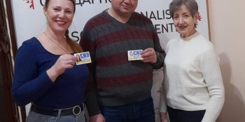 Медійники Вікторія та Сергій Білі отримали оновлені прескарти членів НСЖУ 19 Медійники Вікторія та Сергій Білі отримали оновлені прескарти членів НСЖУ