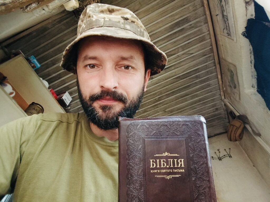 «Писати – це дихати, дихати – це жити, жити – це любити», – Олександр Букатюк, журналіст, поет, а нині військовий з позивним «Місіонер»
