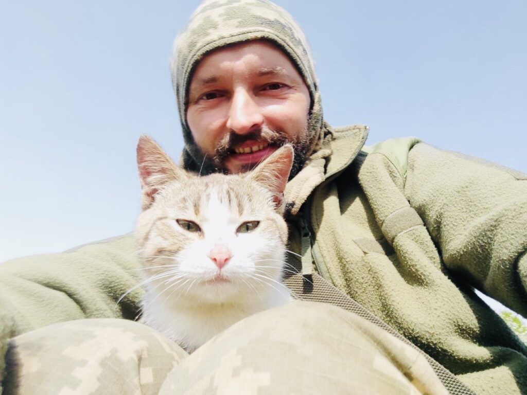 «Писати – це дихати, дихати – це жити, жити – це любити», – Олександр Букатюк, журналіст, поет, а нині військовий з позивним «Місіонер» 6