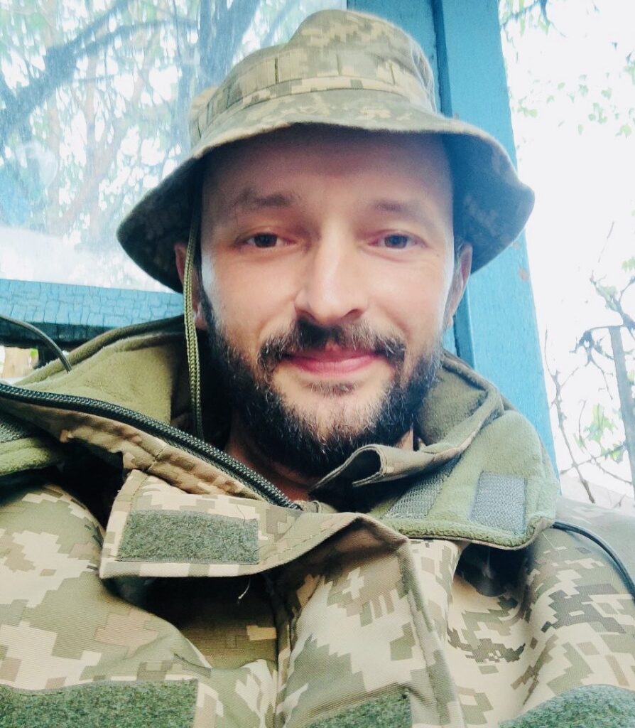 «Писати – це дихати, дихати – це жити, жити – це любити», – Олександр Букатюк, журналіст, поет, а нині військовий з позивним «Місіонер» 7