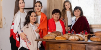 Тепло родини на правому плечі, або історія Дня української хустки 20 Тепло родини на правому плечі, або історія Дня української хустки