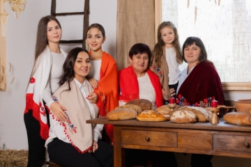 Тепло родини на правому плечі, або історія Дня української хустки