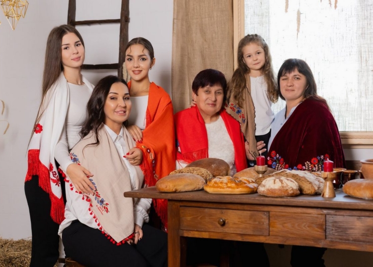 Тепло родини на правому плечі, або історія Дня української хустки