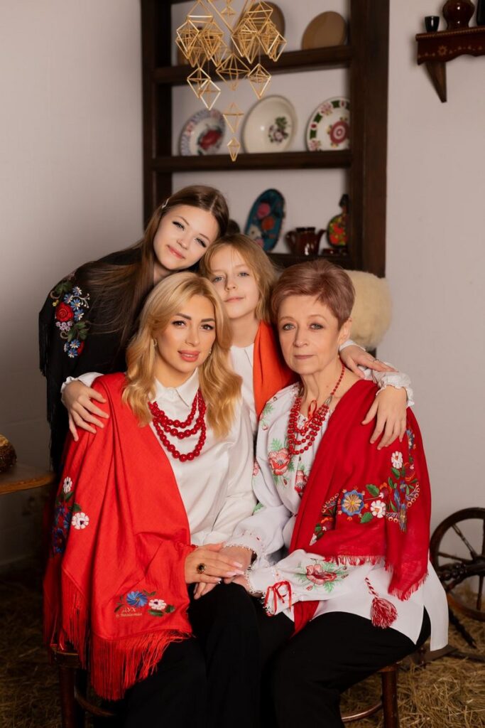 Тепло родини на правому плечі, або історія Дня української хустки 21 Тепло родини на правому плечі, або історія Дня української хустки 4