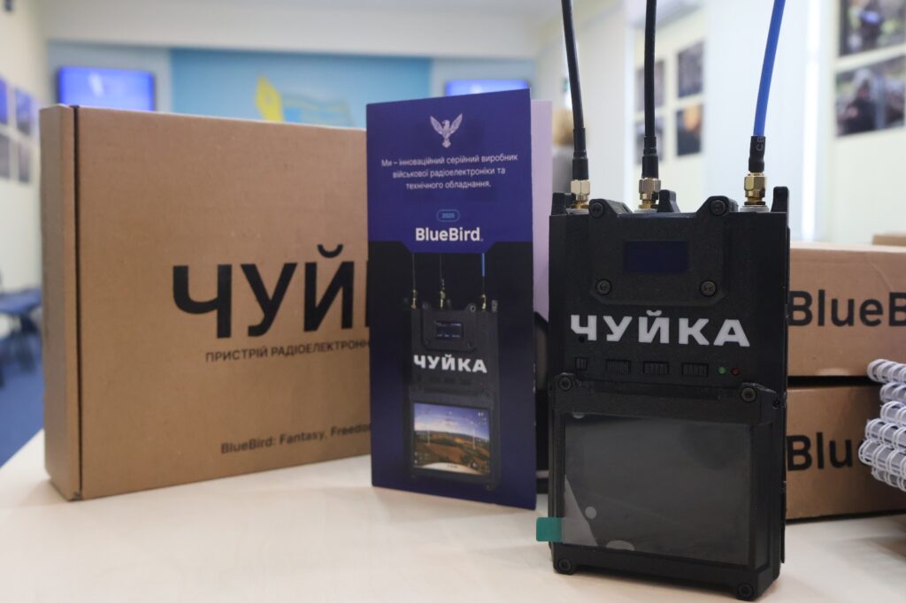 Воєнним кореспондентам передали п’ять детекторів дронів: ініціатива НСЖУ та українського виробника 7