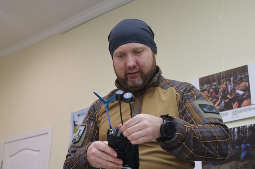 Воєнним кореспондентам передали п’ять детекторів дронів: ініціатива НСЖУ та українського виробника