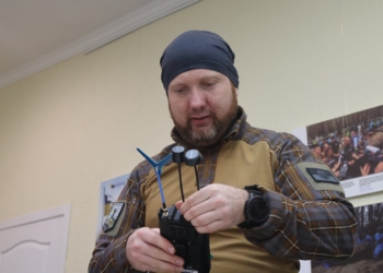 Воєнним кореспондентам передали п’ять детекторів дронів: ініціатива НСЖУ та українського виробника
