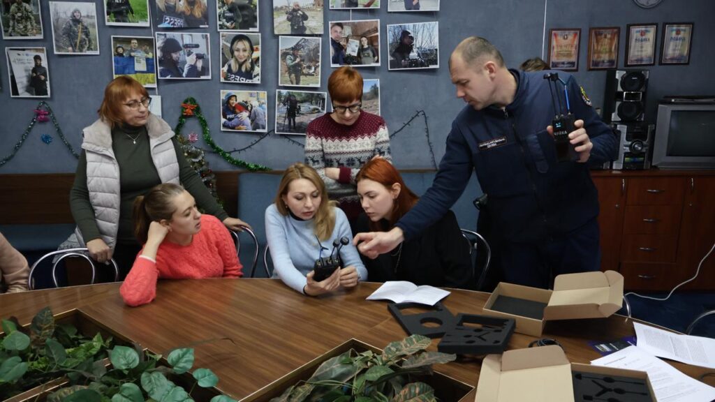 Налаштовувати  не потрібно – вмикайте і працюйте: у Запоріжжі медійники вчились користуватися детектором дронів