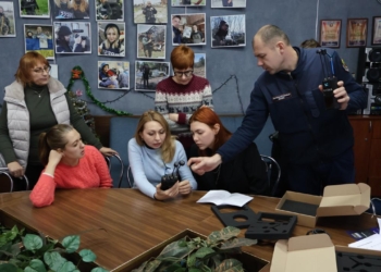 Налаштовувати  не потрібно – вмикайте і працюйте: у Запоріжжі медійники вчились користуватися детектором дронів