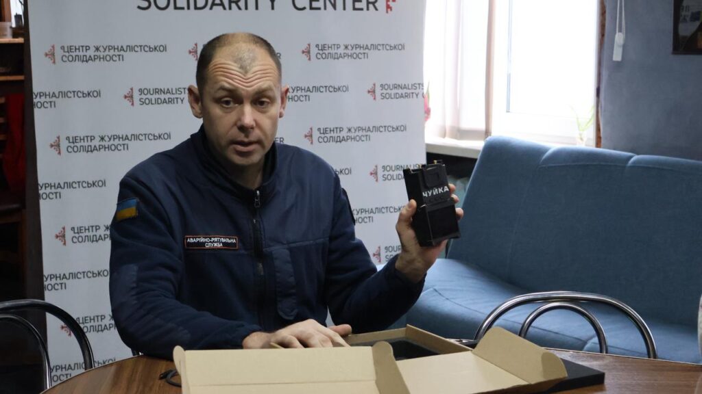 Налаштовувати  не потрібно – вмикайте і працюйте: у Запоріжжі медійники вчились користуватися детектором дронів 1