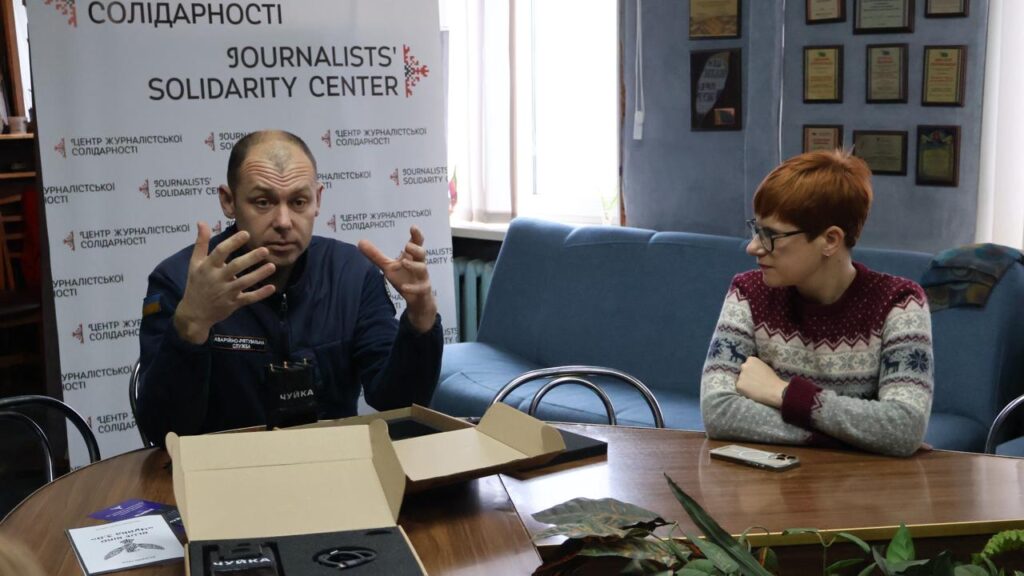 Налаштовувати  не потрібно – вмикайте і працюйте: у Запоріжжі медійники вчились користуватися детектором дронів 2