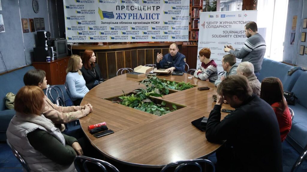 Налаштовувати  не потрібно – вмикайте і працюйте: у Запоріжжі медійники вчились користуватися детектором дронів 3