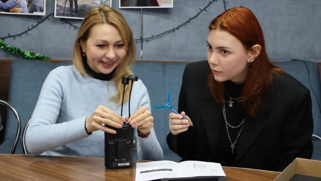 Налаштовувати  не потрібно – вмикайте і працюйте: у Запоріжжі медійники вчились користуватися детектором дронів 4